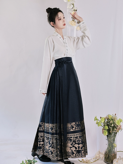 Rok mamian brokat biru tua dalam estetika gaya Cina modern.