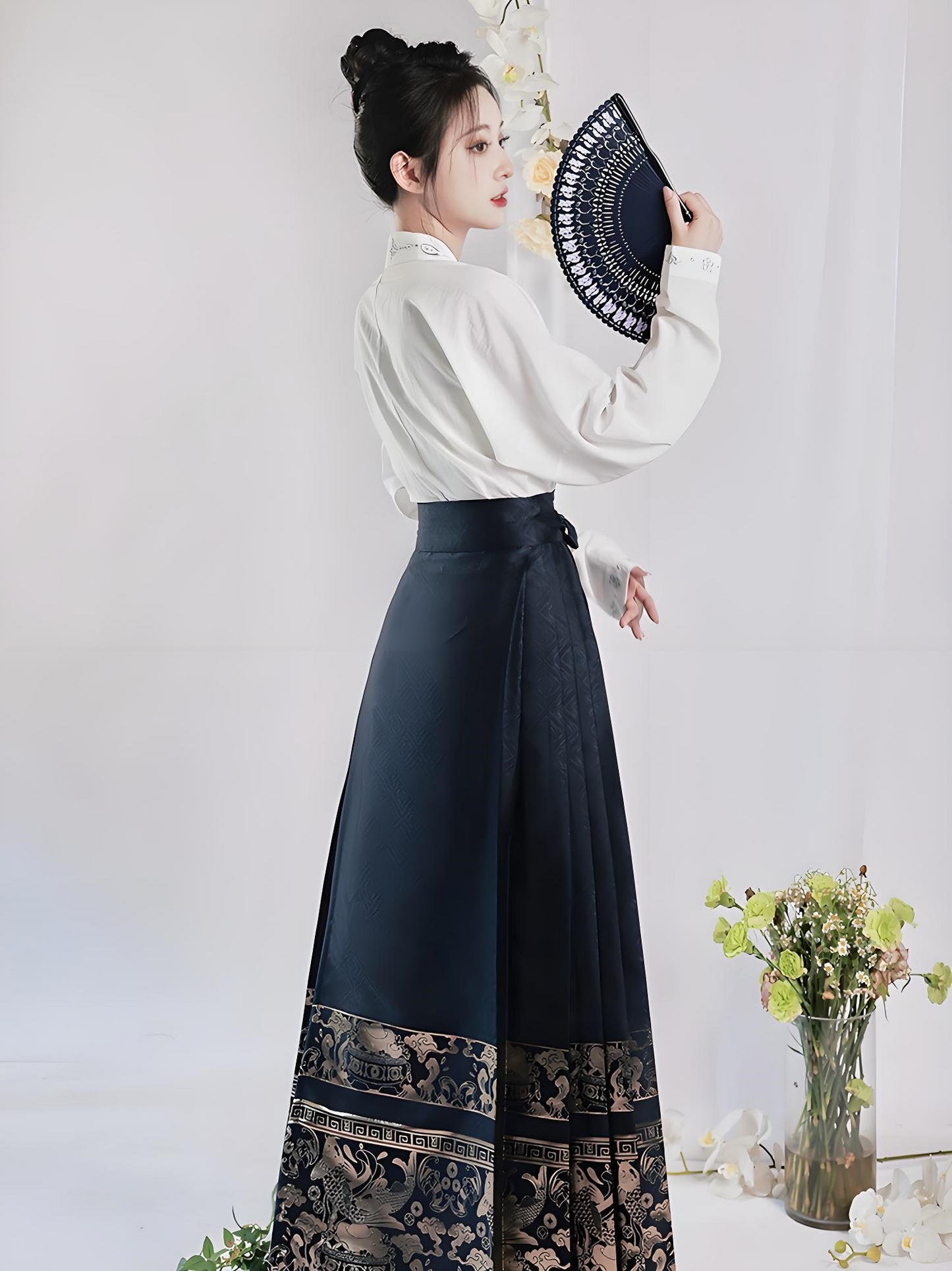 Rok mamian brokat biru tua dalam estetika gaya Cina modern.
