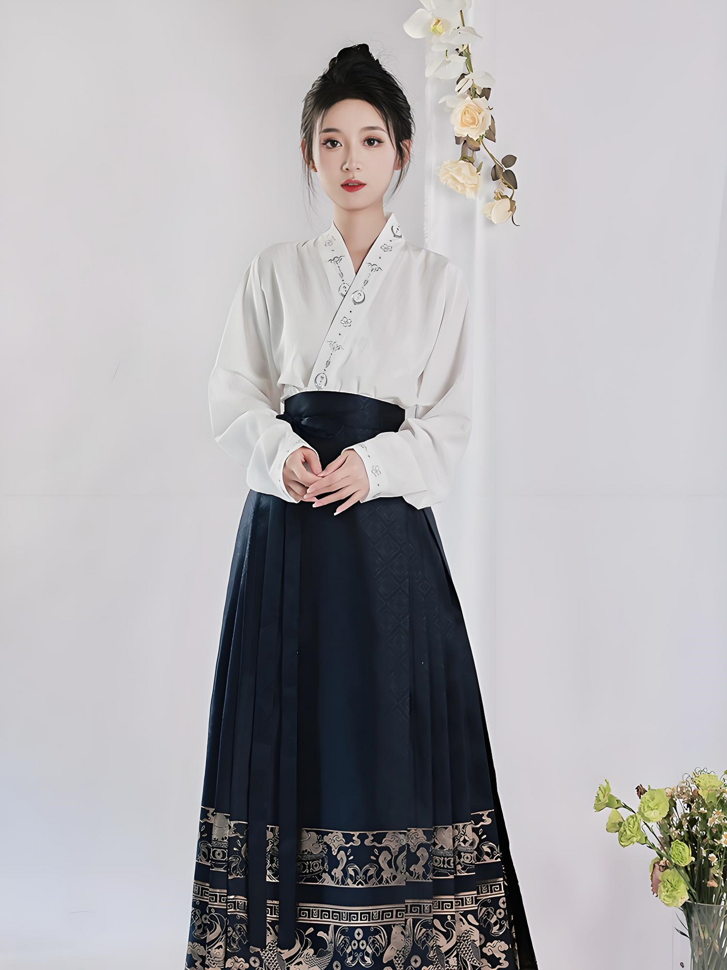 Rok mamian brokat biru tua dalam estetika gaya Cina modern.